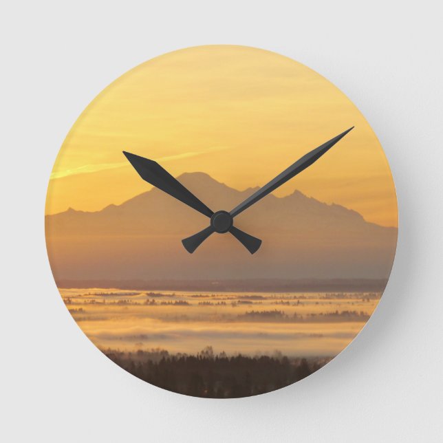 Die Magie des Gebirges am Morgen. Runde Wanduhr (Vorderseite)
