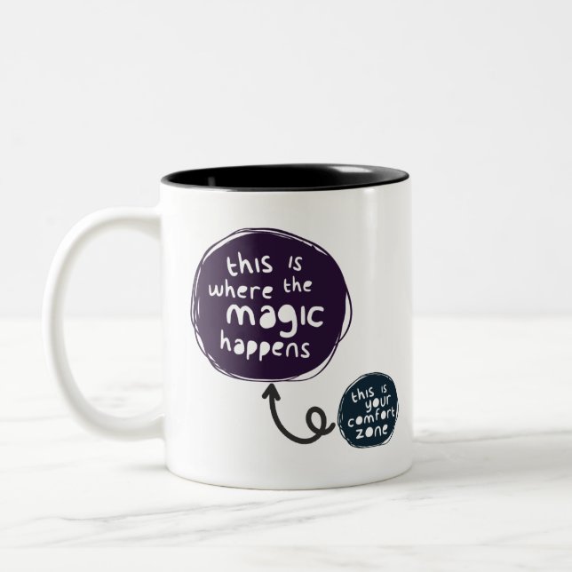 Die Magie passiert außerhalb Ihrer Komfortzone Zweifarbige Tasse (Links)