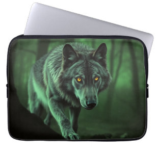 "Die Majestät der Wildnis: Die Alpha im Wald" Laptopschutzhülle