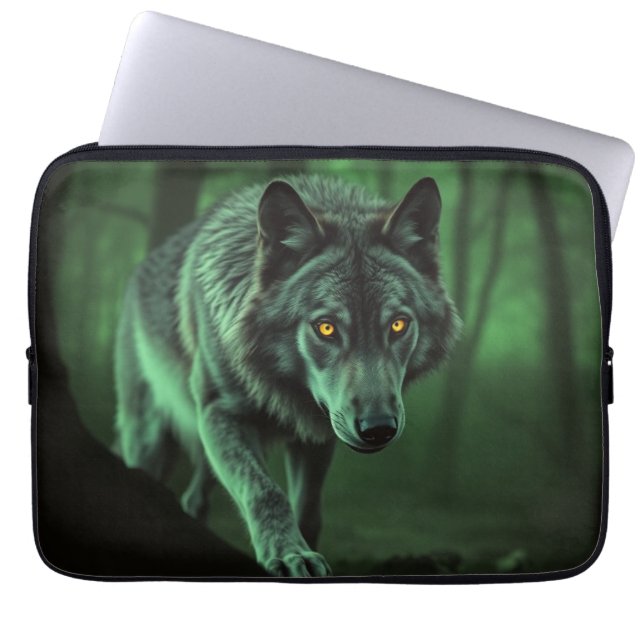 "Die Majestät der Wildnis: Die Alpha im Wald" Laptopschutzhülle (Vorderseite)