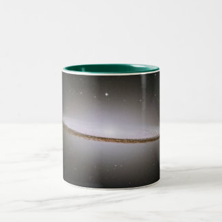 Die majestätische Sombrero-Galaxie (M104) Zweifarbige Tasse