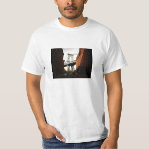 Die Manhattan-Brücke, eine Straßen-Ansicht T-Shirt