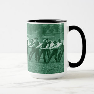 Die Männer der 1890er Jahre, die durch den Umarmen Tasse