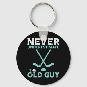 Die Männer unterschätzen nie die alte Eishockey-Fu Schlüsselanhänger