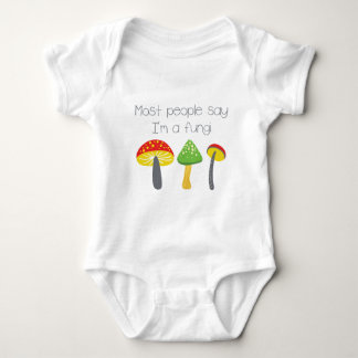 Die meisten sagen, ich bin ein Fungi Baby Strampler