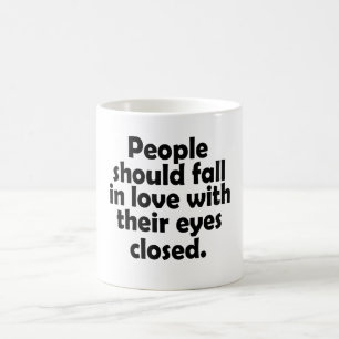 Die Menschen sollten in Liebe mit geschlossenen Au Kaffeetasse