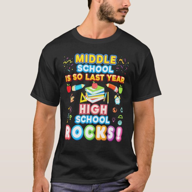 Die Mittelschule ist so groß, dass im letzten Jahr T-Shirt (Vorderseite)