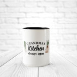 Die moderne Küche von Oma ist immer ein bestes Ges Zweifarbige Tasse<br><div class="desc">Herzlich willkommen in der Küche von Großma, wo Liebe und Wärme immer auf der Speisekarte stehen! Genießen Sie Ihre Lieblingsgroßmutter mit diesem charmanten Geschenkartikel aus Zazzle. Ob Muttertag, Geburtstag oder einfach nur Wertschätzung, dieser nachdenkliche Gegenstand bringt ihr sicher ein Lächeln ins Gesicht.Überraschungsgranma mit einem Geschenk, das ihre kulinarischen Talente und...</div>