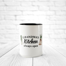 Die moderne Küche von Oma ist immer ein bestes Ges Zweifarbige Tasse