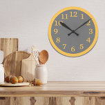 Die moderne, schlichte, graue und gelbe Küche Runde Wanduhr<br><div class="desc">Eine einfache und moderne,  gelbe und graue Küchenuhr,  die zu Ihrem Küchendekor passt.</div>