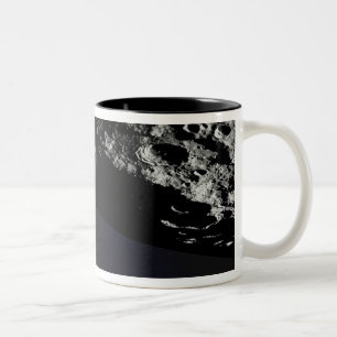 Die Mondkrater-Beobachtung Zweifarbige Tasse