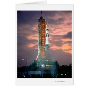 Die Morgendämmerung bricht hinter ASTP Saturn IB C