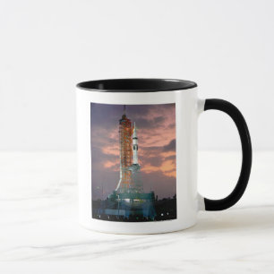 Die Morgendämmerung bricht hinter ASTP Saturn IB C Tasse