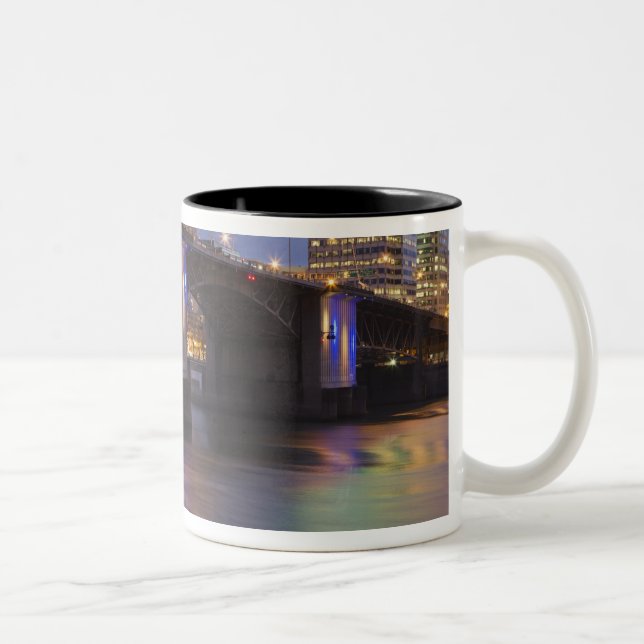 Die morrison-Brücke über dem Willamette Fluss Zweifarbige Tasse (Rechts)