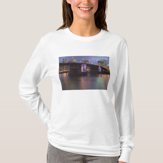 Die Morrison-Brücke über den Fluss Willamette T-Shirt (Vorderseite)