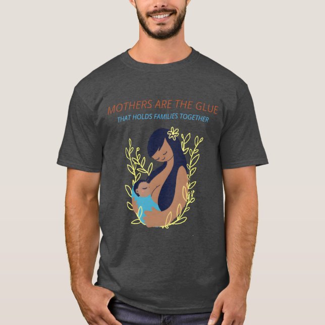 Die Mütter Arehe Gluehat hält ein Familiengeschenk T-Shirt (Vorderseite)