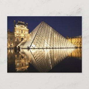 Die Nachtansicht der gläsernen Pyramide des Musee  Postkarte