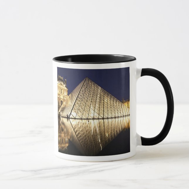 Die Nachtansicht der Glaspyramide von Musee DU Tasse (Rechts)