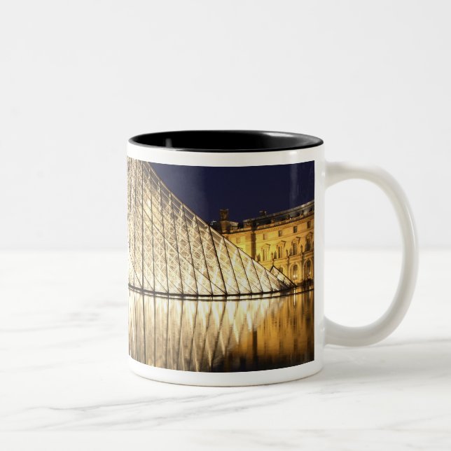 Die Nachtansicht der Glaspyramide von Musee DU Zweifarbige Tasse (Rechts)