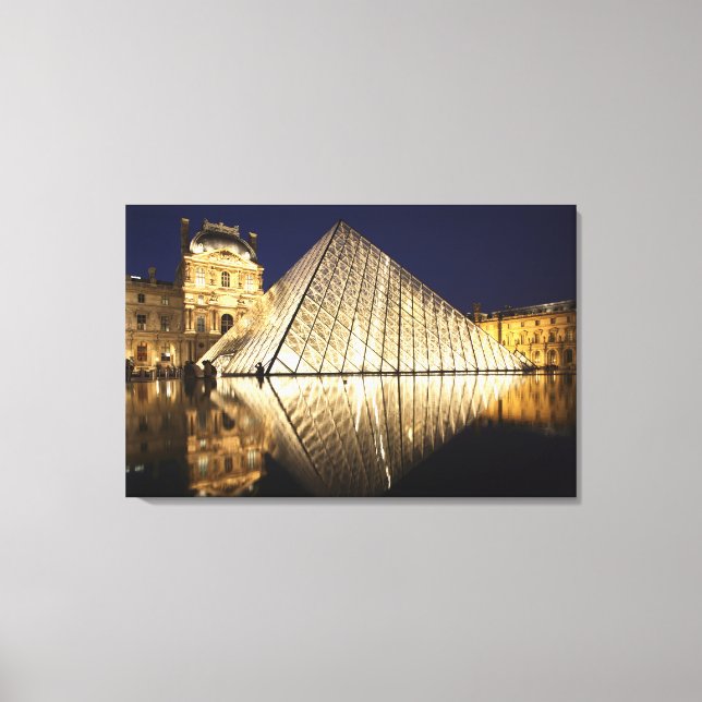 Die nächtliche Aussicht auf die gläserne Pyramide  Leinwanddruck (Vorderseite)