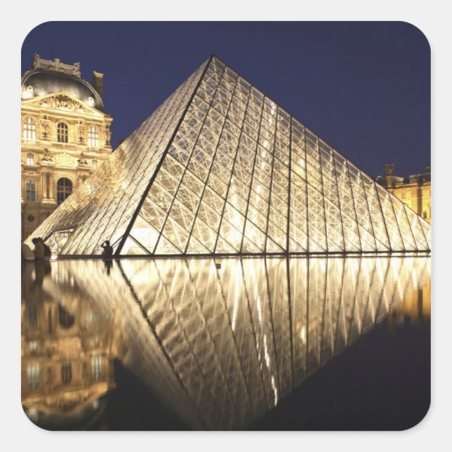 Die nächtliche Aussicht auf die gläserne Pyramide  Quadratischer Aufkleber (Vorderseite)