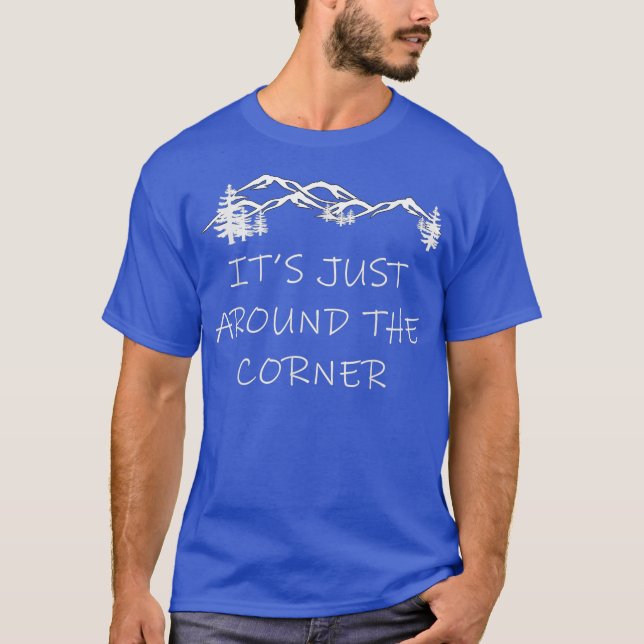Die Nähe zum Wander- und Klettergebiet T-Shirt (Vorderseite)