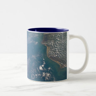 Die NASA-Erdglied genommen durch Raumfähre Zweifarbige Tasse