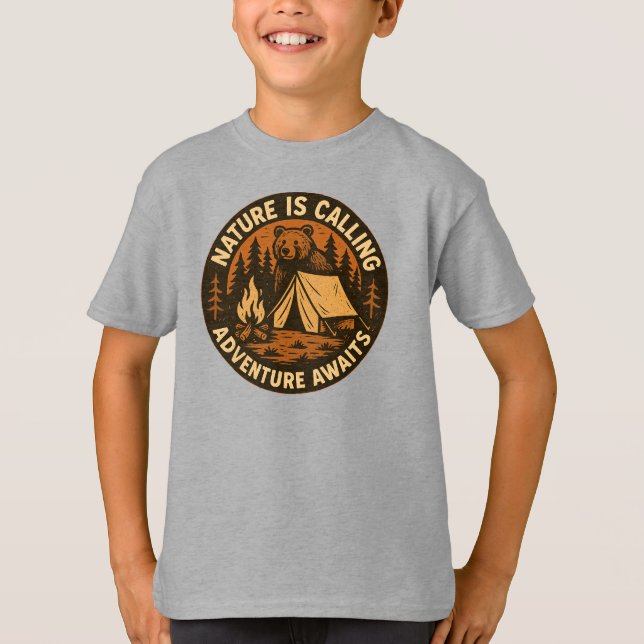 Die Natur ruft. Abenteuer erwartet! Inspirierend T-Shirt (Vorderseite)