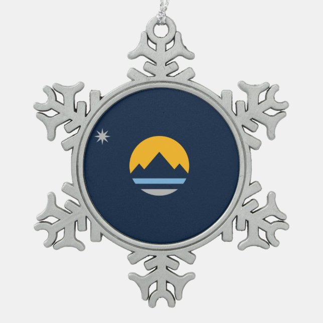 Die neue Flagge von Reno, Nevada Schneeflocken Zinn-Ornament (Vorderseite)