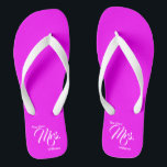 Die neue Frau Magenta und die Flip Flops der weiße<br><div class="desc">Diese Hochzeitskippen haben ein Magenta-Fußbett. In der weißen Schrift heißt es "Die neue Frau" und sie haben einen Platz,  um den neuen Namen der Braut hinzuzufügen.</div>