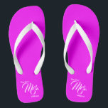 Die neue Frau Magenta und die Flip Flops der weiße<br><div class="desc">Diese Hochzeitskippen haben ein Magenta-Fußbett. In der weißen Schrift heißt es "Die neue Frau" und sie haben einen Platz,  um den neuen Namen der Braut hinzuzufügen.</div>