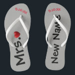 Die neue personalisierte Frau… drehen Reinfälle um Flip Flops<br><div class="desc">Diese drehen Reinfälle können zu allen möglichen HintergrundfarbeZazzle Angeboten geändert werden um.  Sie personifizieren diese umdrehen Reinfälle mit Ihrer neuen Namens"Frau…." und ein spezielles Datum von,  als Sie oder Hochzeitsdatum sich trafen.   Karo heraus die vielen Entwürfe,  die wir in unserem Speicher haben.</div>