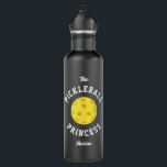 Die Niedliche Fun Typografie der Pickleball-Prinze Edelstahlflasche<br><div class="desc">Diese lustige und moderne pickleball-Themenflasche enthält den Satz "Die Pickleball Prinzessin" mit einem Pickleball. Personalisieren Sie dieses Design mit Ihrem eigenen Namen! Alle Farben in diesem Design sind vollständig anpassbar - klicken Sie einfach auf "Bearbeiten mit dem Designwerkzeug". Das Design ist auf beiden Seiten gleich. Es macht ein lustiges Geschenk...</div>