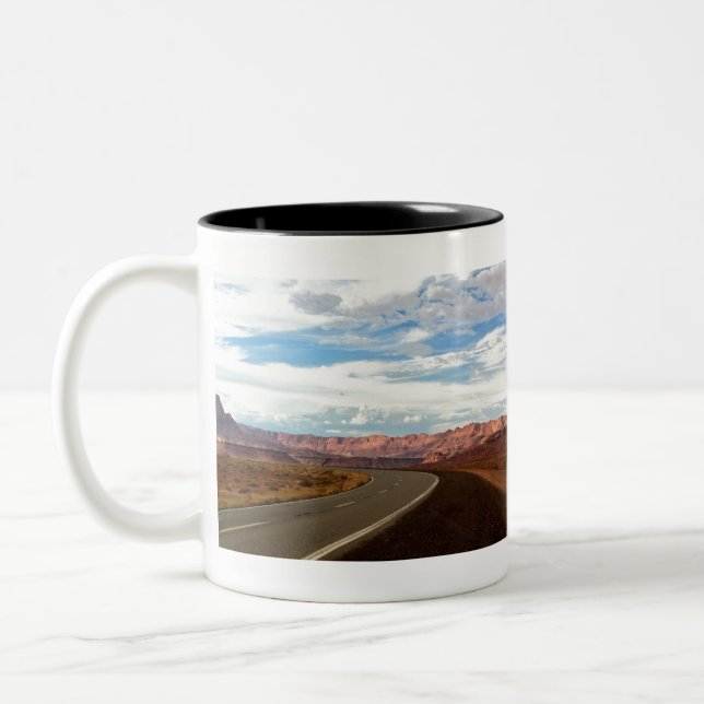 Die offene Straße ist Zuhause Zweifarbige Tasse (Links)