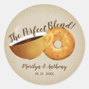 Die perfekte Mischung Kaffee und Bagel   Hochzeit Runder Aufkleber