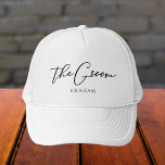 Die Personalisierte Minimalistische Hochzeit Truckerkappe<br><div class="desc">Dieser schicke,  einfache Bräutigam,  der Ihren Namen unter der eleganten schwarzen Typografie mit The Groom zeigt. Diese eleganten,  modernen Brautparty-Hüte eignen sich für Ihre Hochzeit oder Junggesellenabend.</div>