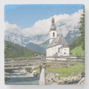 Die Pfarrkirche Ramsau in Bayern, Deutschland Steinuntersetzer