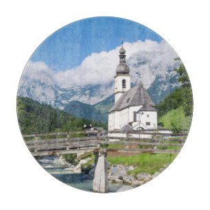 Die Pfarrkirche von Ramsau in Bayern, Deutschland Schneidebrett