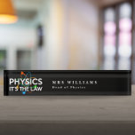 DIE PHYSIK IST DAS Funny Science Zitat Namensplakette<br><div class="desc">Personalisieren Sie den Namen,  den Titel des Jobs und sogar die Hintergrundfarbe,  um eine coole,  trendige und lustige,  wissenschaftlich inspiriert Namensplatte zu schaffen,  die als Geschenk für alle Wissenschaftler,  Naturwissenschaftler,  Techniker,  Wissenschaftler,  kurz,  alle Wissenschaftsfreaks in Ihrem Leben entworfen wurde (und das schließt Sie ein)! Entwickelt von Thisisnotme©</div>