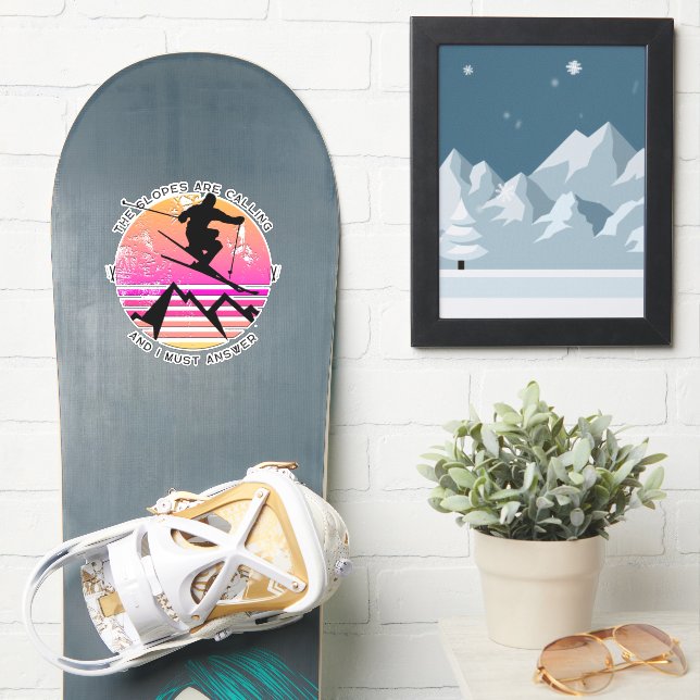 Die Pisten rufen den Retro-Sonnenuntergang-Skifahr Aufkleber (Snowboard)