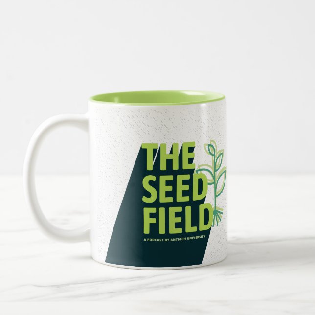 Die Podcast-Tasse des Saatfeldes Zweifarbige Tasse (Links)
