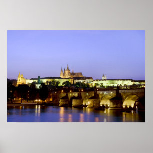 Die Prager Burg und die Karlsbrücke in der Dämmeru Poster