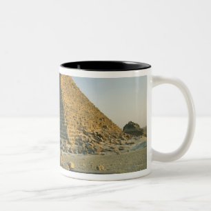 Die Pyramiden von Gizeh, die fast 5000 sind 2 Zweifarbige Tasse