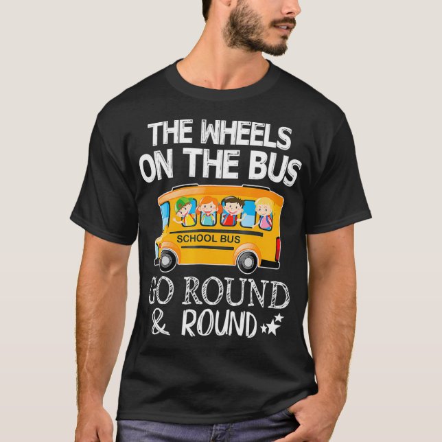 Die Räder des Busses fahren durch die Schule  T-Shirt (Vorderseite)