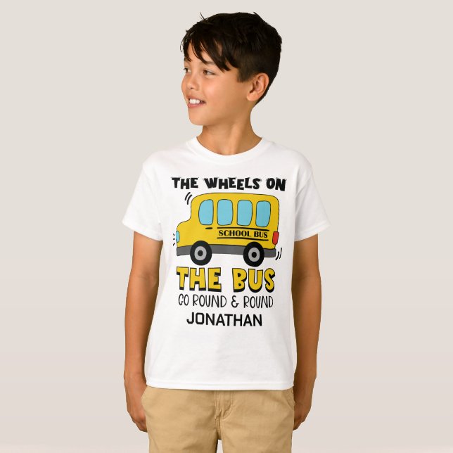 Die Räder im Bus fahren und runden T-Shirt (Vorne ganz)