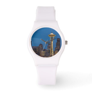 Die Raum-Nadel und das im Stadtzentrum gelegene Armbanduhr