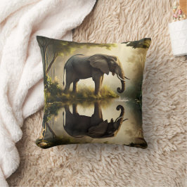 Die Reflektion eines Elefanten Kissen