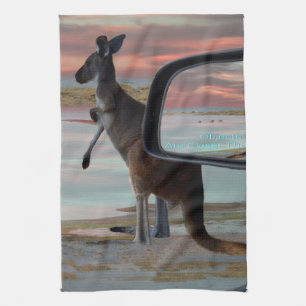 "Die Reflektionen der Wildnis: Ein Kangaroo am Str Geschirrtuch