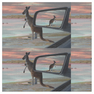 "Die Reflektionen der Wildnis: Ein Kangaroo am Str Stoff