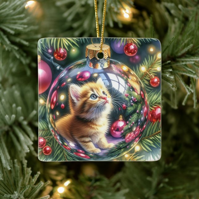 Die Reflexion von Kitten in einem Weihnachtsschmuc Keramikornament (Baum)